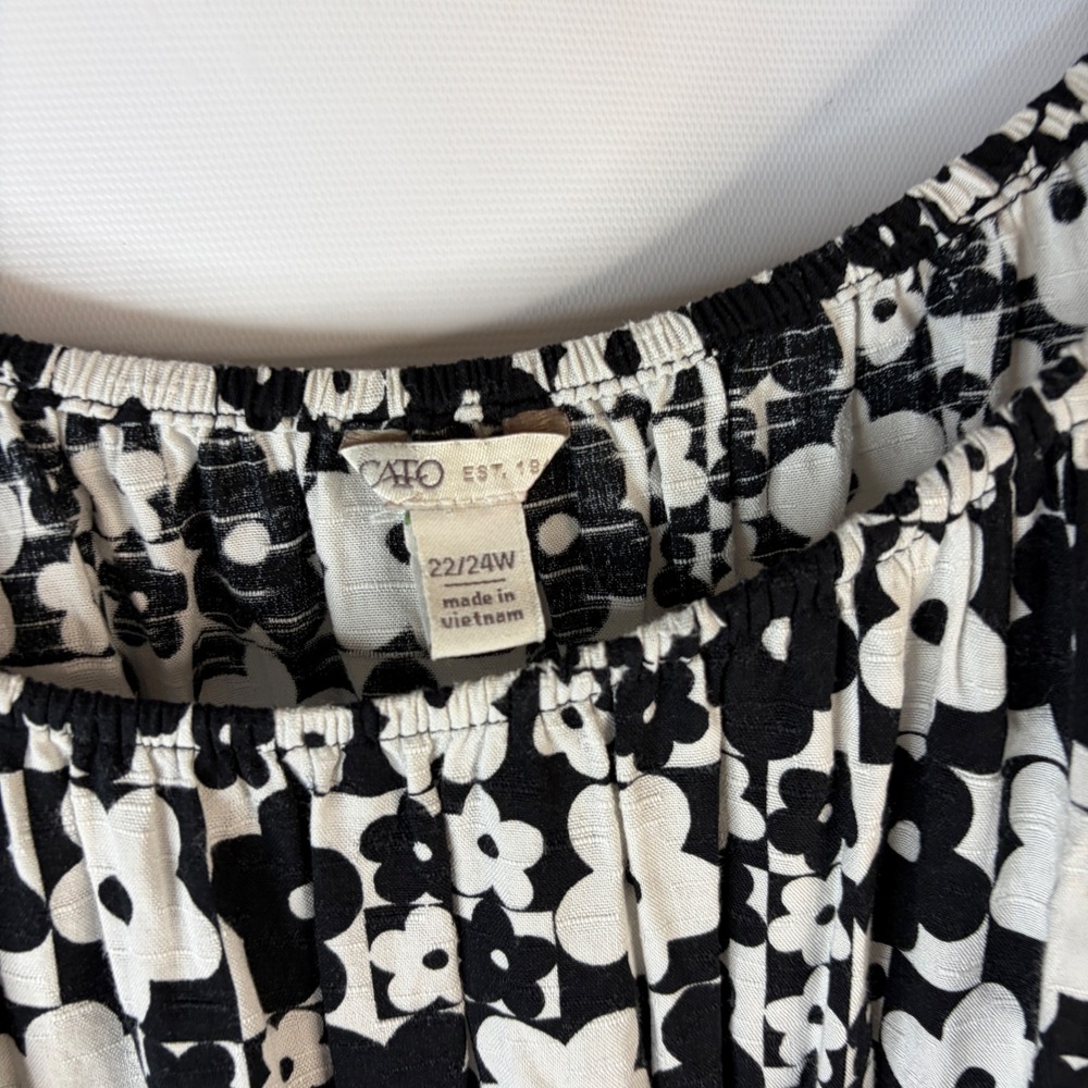 Cato Blouse Womens 22/24W Black White Floral Smocked Peplum Rayon Top - Picture 2 of 9